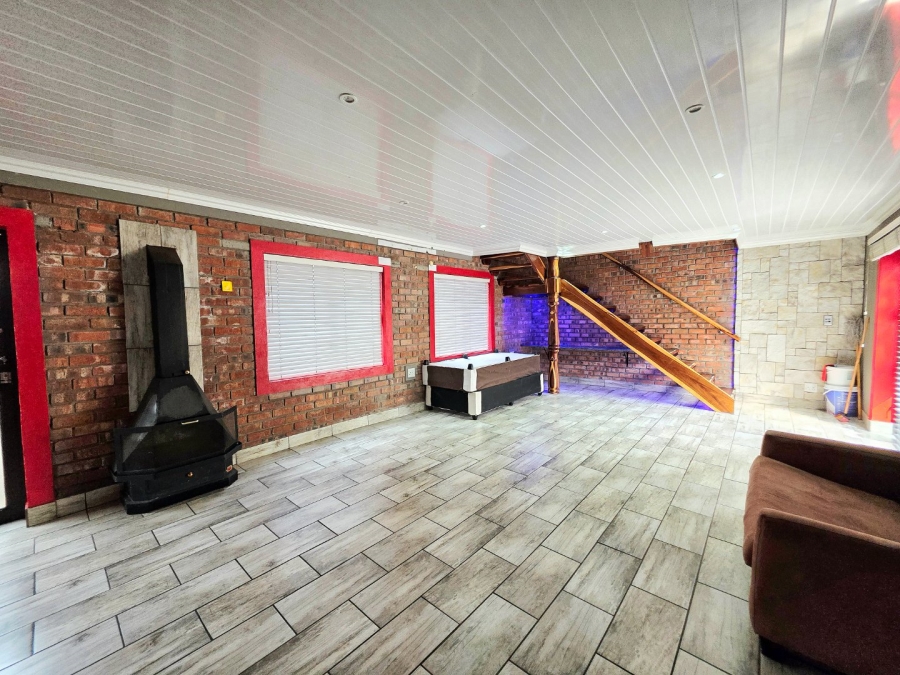 6 Bedroom Property for Sale in Brandwag Free State